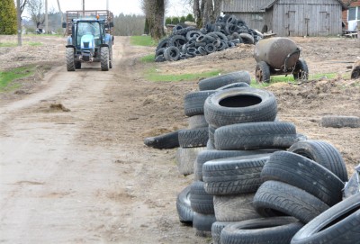 Į darbą ir mokyklą išmaurotais, neįveikiamais keliais