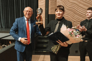 Nominaciją &bdquo;Mūza&ldquo; solistei Ritai Petrauskaitei įteikė Aloyzas Kuzmarskis. Dominyko Mažūno nuotr.