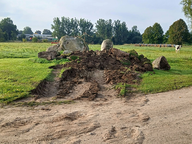 Nuvertė simbolinį paminklą kaimo artojams