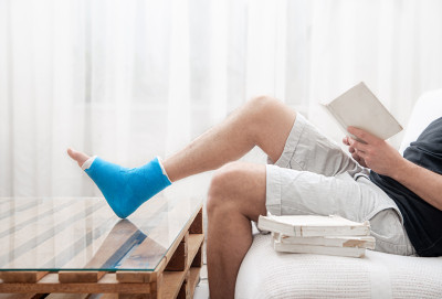 Ištikus traumai, išskyrus nudegimą, tinkamiausia priemonė – imobilizacija Nuotr. iš freepik.com