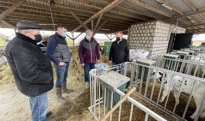 A. ir A. Dambrauskai žemės ūkio ministrui K. Na­vickui bei Seimo nariui J. Gudauskui aprodė, kaip ūkyje prižiūrimi patys mažiausi veršeliai