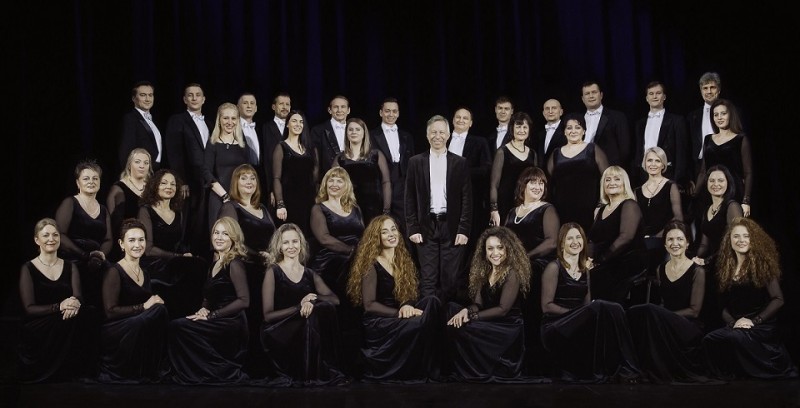 Klaipėdos valstybinio muzikinio teatro choras ir vyriausiasis chormeisteris Vladimiras Konstantinovas. KVMT nuotr.
