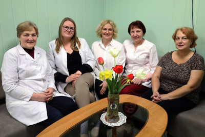 Iš kairės: gyd. R. Žąsytienė ir gyd. A. Meirienė su klinikos personalu
