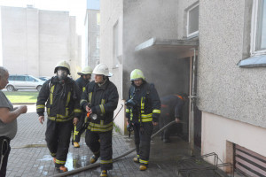 Pasi&scaron;viesti žiebtuvėliu &ndash; rizikinga