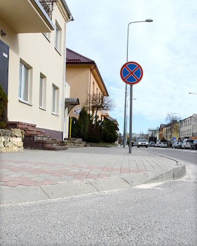 Neįgaliesiems Šilalės šaligatvius be pagalbos sunku įveikti