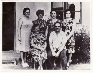 Tarp &Scaron;ilalės kra&scaron;to žydų gelbėtojų &ndash; Bronė Gedeikienė ir Juozas Gedeikis (sėdi). I&scaron; kairės: Gedeikių dukterys Milda ir Irena, Sara Raf-Grosmanaitė, Gedeikių duktė Nijolė. 1978 m.