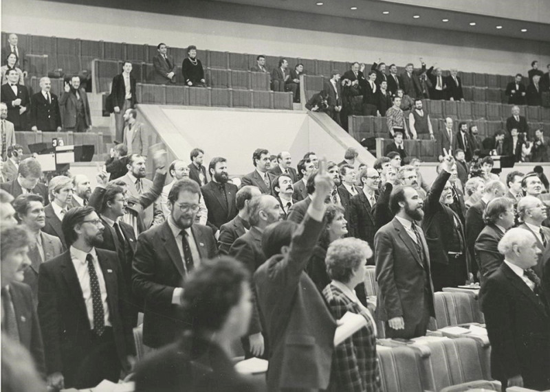 Lietuvos Respublikos Aukščiausiosios Tarybos deputatai ir posėdžio svečiai po Lietuvos Nepriklausomybės Akto priėmimo Vilnius, 1990 m. kovo 11 d. Lietuvos Respublikos Seimo archyvas, nuotr. Juozo KAZLAUSKO
