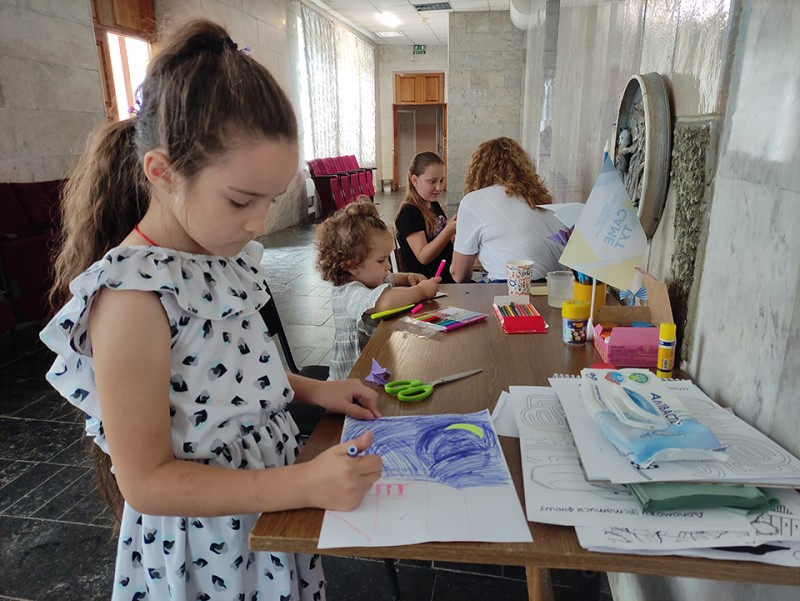 Humanitarinės pagalbos centre pabėgėlių vaikai skatinami piešti, tikintis, kad taip už­mirš patirtus sukrėtimus