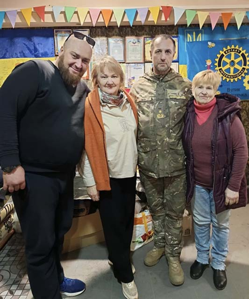 Olegas su sūnumi Janu ir muziejaus lankytojomis