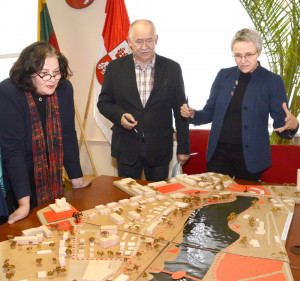 Iš kairės: KU lektorė dizainerė Eglė Dučinskienė, F. Sragauskas, R. Sta­ševičiūtė