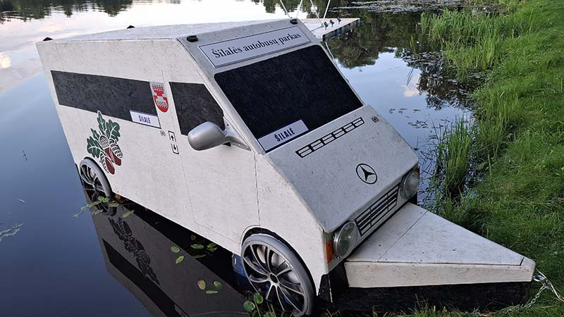 Simboliška, bet miesto šventės proga tvenkinyje įkurdintas laivas-autobusas geriausiai atskleidžia, kaip rajono viešasis transportas „neria į naują lygį“...