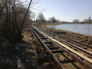 &Scaron;ilali&scaron;kius sudomino ant takų klojami bėgiai