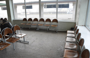 Autobusų stotyje stropiai saugomi seni suolai?