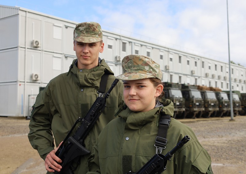 Tarp kelių šimtų savanorių – ir merginos, ir vaikinai