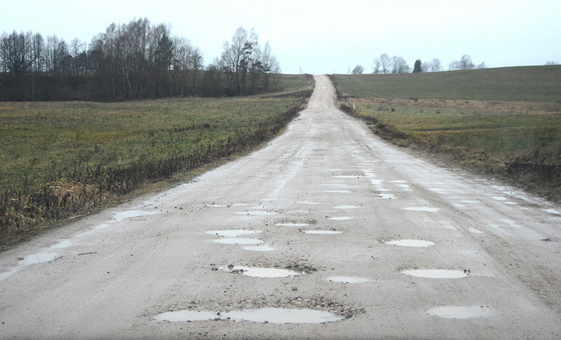 Valdžia kaimo keliuose įklimpo iki kelių