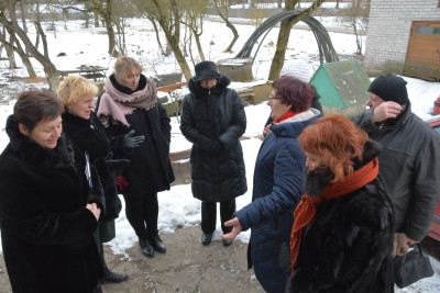 G. Stumbrienė (trečia iš kairės), V. Paliakienė (ketvirta iš kairės) sukėlė ant kojų valdininkus