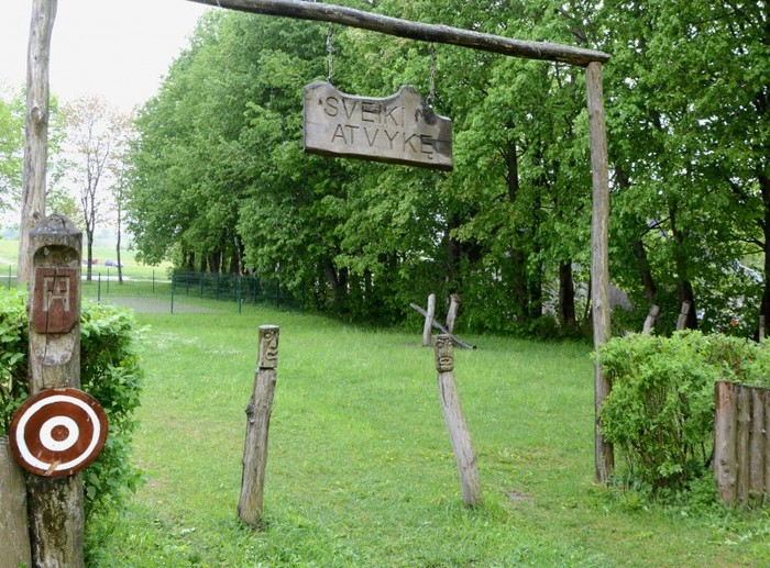 Dėlioja iš vienos kišenės į kitą...