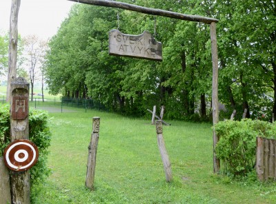 Dėlioja iš vienos kišenės į kitą...
