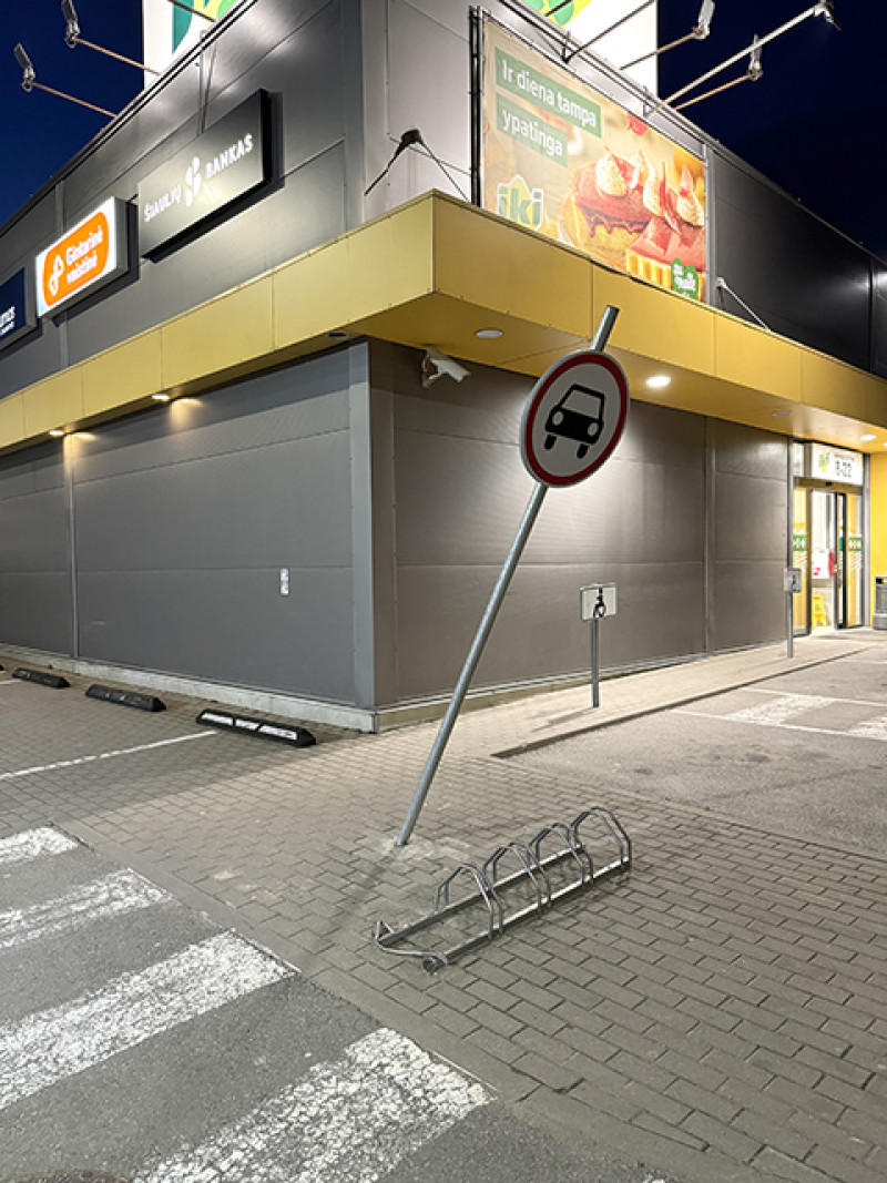 Kelio ženklai – vidury aikštelės