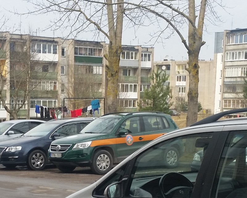 Šių nuotraukų siūlome nežiūrėti. Vienoje Aplinkos agentūros tarnybinis automobilis stovi prie daugiabučio, kitoje – prie sodybos, bet apie tai niekam nereikia žinoti