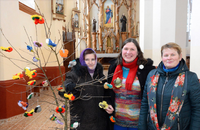 Bažnyčią paukščiais puošė (iš kairės): Jadvyga Bambalaitė, L. Skirgailienė ir Kristina Mizgirienė