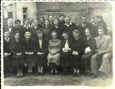 Šilutės darbo jaunimo vidurinės mokyklos dešimta klasė su auklėtoja E. Misevičiūte (viduryje) 1957 m. Nuotr. iš autoriaus archyvo