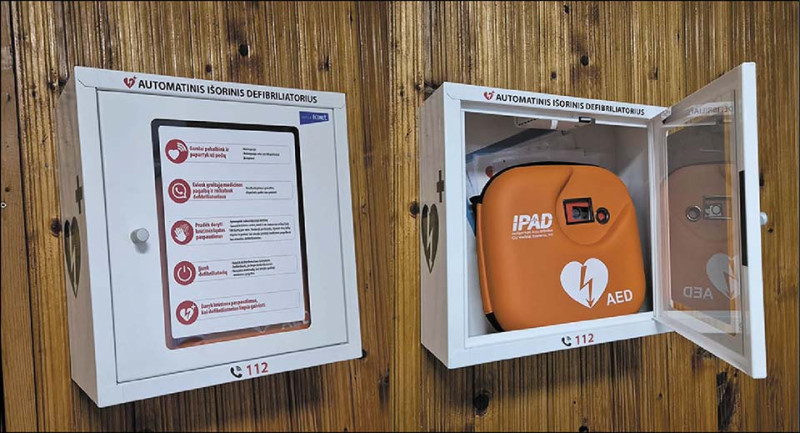 Vienas i&scaron; defibriliatorių yra Pajūrio Stanislovo Birži&scaron;kio gimnazijoje
