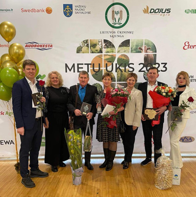 Iš kairės: LŪS Šilalės skyriaus pirmininkas Aivaras Tamošaitis, LŽŪKT Šilalės biuro vadovė J. Ciparienė, G. ir R. Kairiai, vicemerė J. Skrodenienė, ūkininkas E. Lapinskas