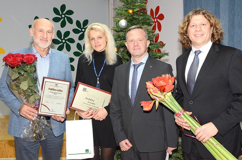 Apdovanotų įmonių vadovai ir atstovai (iš kairės): UAB „Pitlius“ direktorius Eugenijus Gudauskas, UAB „Elvaradas“ atstovė Neringa Sirvidienė, Verslininkų sąjungos pirmininkas Singaras Vytartas ir UAB „Raudoniai“ vadovas Tomas Raudonius