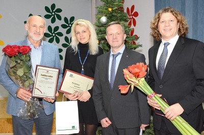 Apdovanotų įmonių vadovai ir atstovai (iš kairės): UAB „Pitlius“ direktorius Eugenijus Gudauskas, UAB „Elvaradas“ atstovė Neringa Sirvidienė, Verslininkų sąjungos pirmininkas Singaras Vytartas ir UAB „Raudoniai“ vadovas Tomas Raudonius