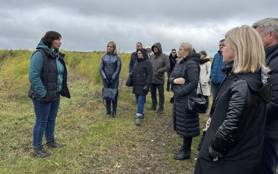 G. Sakalauskienė aprodė savo ekologinį ūkį. Šiame lauke auga smidrai