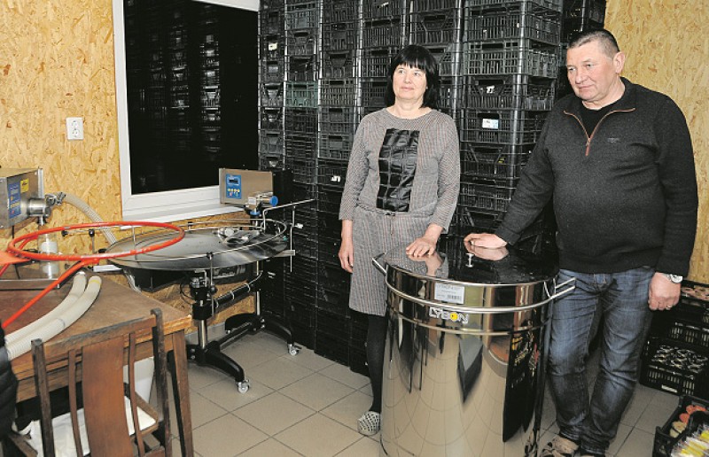 V. Šedienė ir J. Kuklys patenkinti iš KPP paramos lėšų galėję įsigyti ir nerūdijančio plieno talpyklą – tai garantas, kad medui nepersiduos metalo kvapas