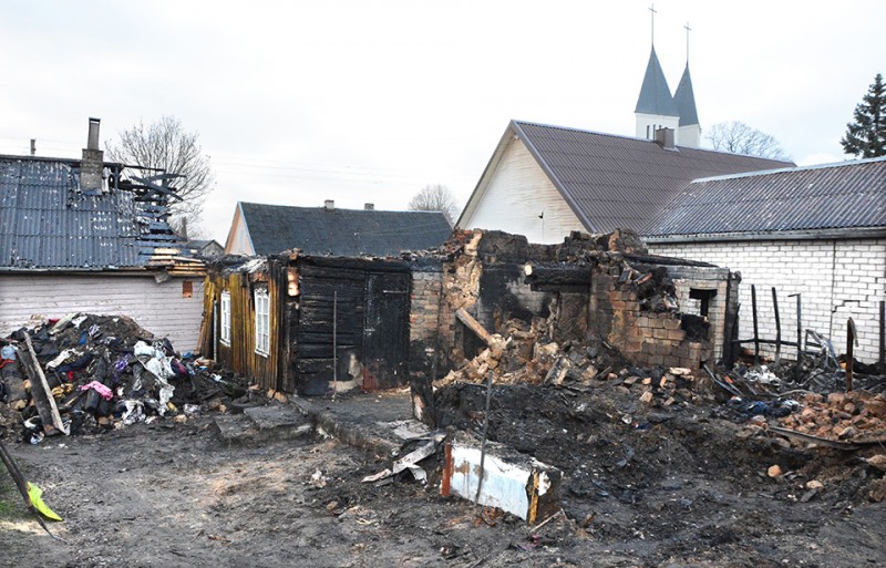 Supleškėjus namams, jauna šeima liko, kaip stovi