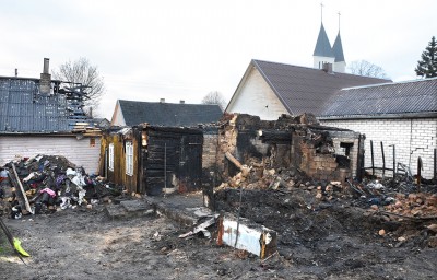 Supleškėjus namams, jauna šeima liko, kaip stovi