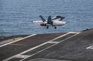 Nuotr. Boeing F/A-18 Super Hornet kyla į užduotį nuo JAV lėktuvne&scaron;io nežinomoje Persijos įlankos regiono vietoje (&scaron;altinis U.S. Central Command)