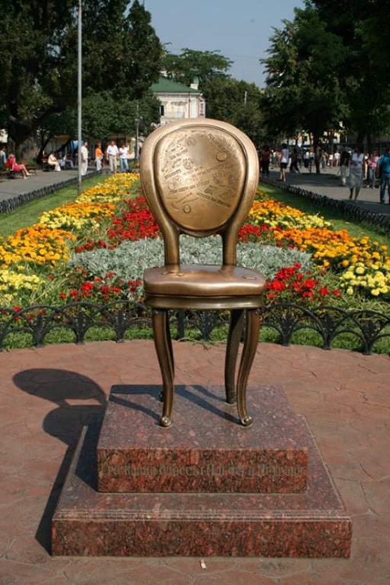 Paminklas „Dvylikai kėdžių“