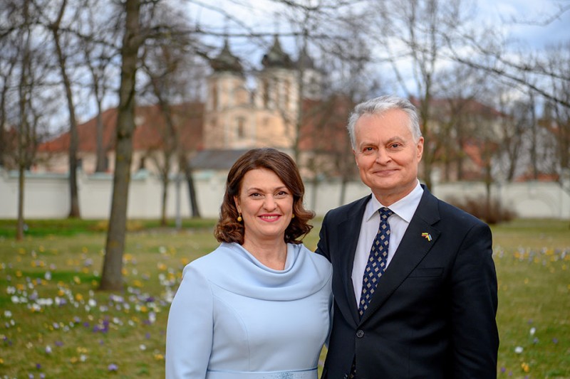 Lietuvos Respublikos Prezidento Gitano Nausėdos ir ponios Dianos Nausėdienės sveikinimas Lietuvos žmonėms šv. Velykų proga