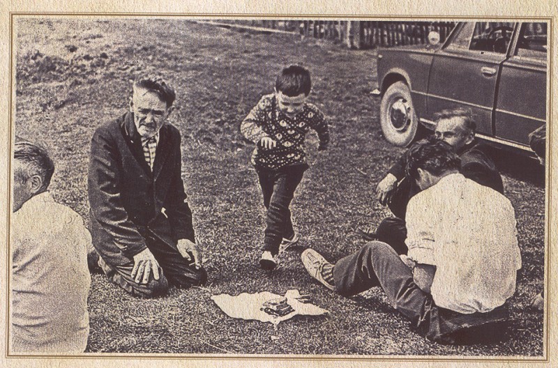J. Jasudas (kairėje) su giminėmis savo sodyboje, Kiaukų k., 1963 m. Iš knygos „Šilalės krašto kryždirbiai ir dievdirbiai“, 2008 m.
