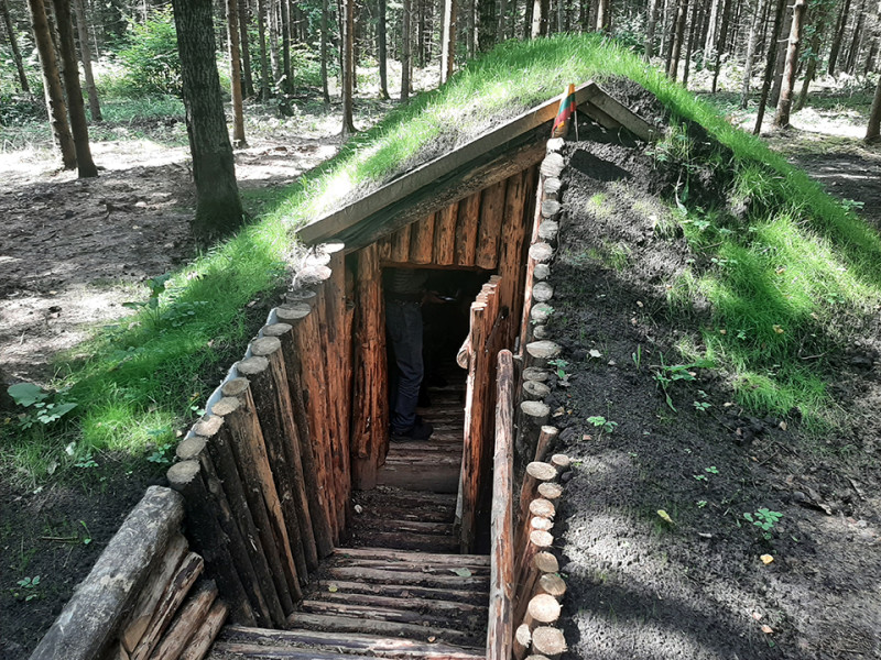 Atstatyta partizanų žeminė