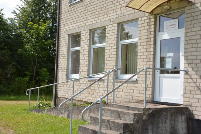 Į Juodainių punktą takas jau užžėlė
