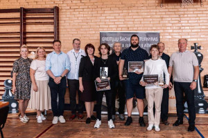 &Scaron;achmatai jungia kartas: nuo vaikų iki senjorų