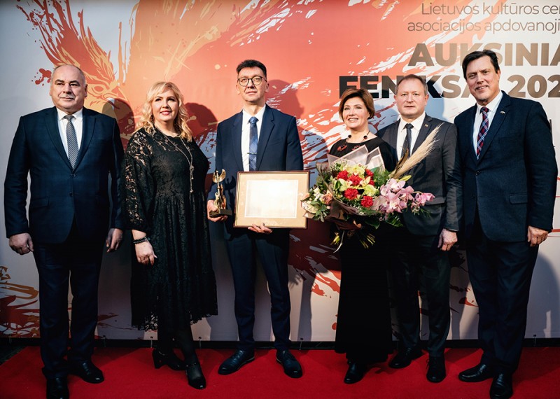 A. Kazlauską (viduryje) sveikino ir kolegos, ir politikai