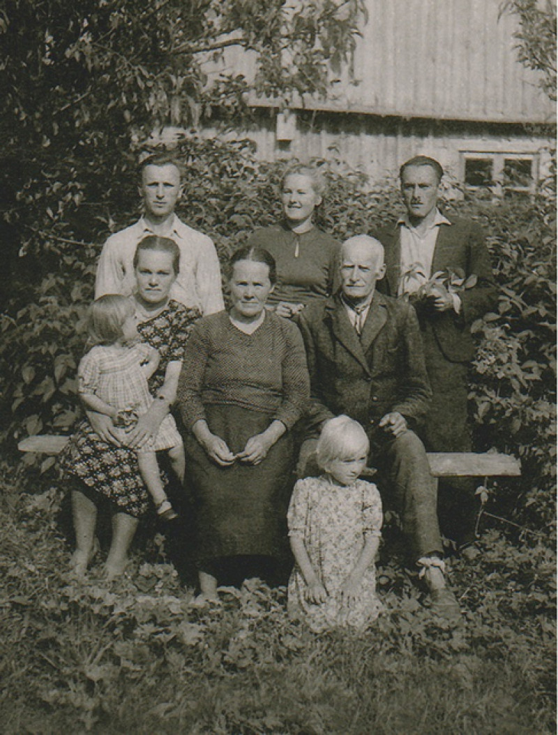 Iš dešinės stovi: J. Šimkus (1918–1963), O. ir S. Šimkų sūnus karo pradžioje su žmona Elžbieta iš Tauragės, kur dirbo gaisrinėje, parbėgo į tėvų ūkį Pilsūdo kaime, buvo iki 1941 m. rudens; O. Šimkutė-Jankauskienė, B. Lopečius; sėdi: S. Šimkus, O. Šimkienė, Z. Šimkutė-Lopečienė ant rankų laiko V. Lopečiutę-Gerulienę, ant žemės – S. Lopečiutė-Mikalauskienė. Nuotrauka daryta 1946 m., iš šeimos archyvo