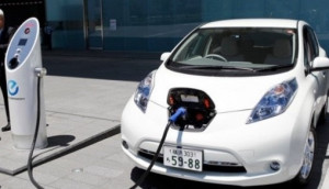 Ar įmanoma gesintuvu užgesinti elektromobilyje kilusį gaisrą?