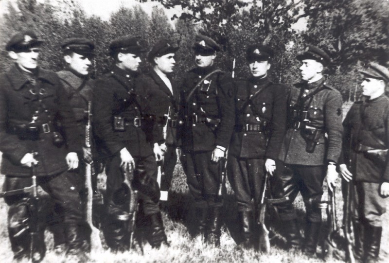 Iš kairės: Mėčys Irtmonas-Žiogas, Aleksandras Irtmonas-Genys, Steponas Pudževelis, Juozaitis, Kazys Šeputis-Dobilas, Pranas Karbauskas-Margis, Petras Mejeris-Šarūnas, Vincas Vitkus-Žvirblis