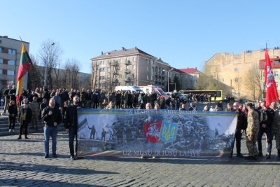 Laidotuvėse plevėsavo ir lietuvi&scaron;kos vėliavos &ndash; žuvusiojo pagerbti atvyko grupelė jį pažinojusių vilniečių