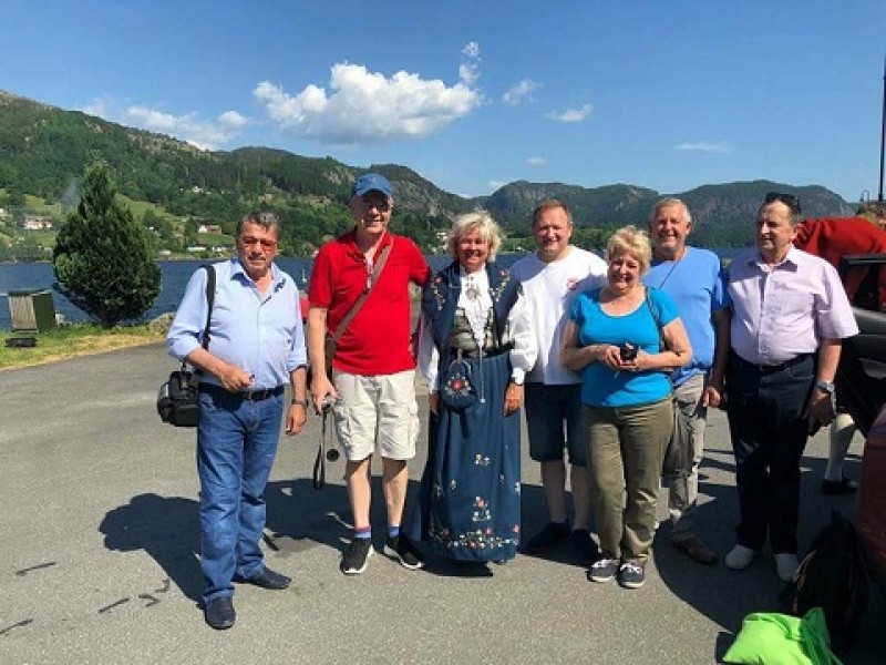 Nuotr. meras J. Gudauskas, jis pačiam centre, kartu su bendražygiais, savivaldybės tarybos nariais Henriku Girčiu, Gintautu Macevičiumi, Kristina Dambrauskiene, Algirdu Taroza ir Rimu Vaičikausku, eina aukštas pareigas Norvegijos kalnuose