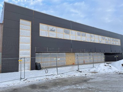 Sporto ir laisvalaikio salės langai žiemai užsandarinami... plėvele