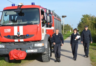 Šilalės PGT pareigūnai, vykdydami akciją „Gyvenkime saugiai“, lanko rajono kaimų bei gyvenviečių gyventojus 