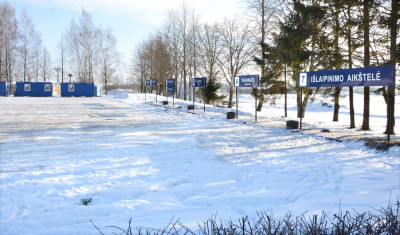 Kad vienas i&scaron; &scaron;ių nuo&scaron;aliai stovinčių vagonėlių yra skirtas autobusų laukiantiems keleiviams, nėra jokios nuorodos